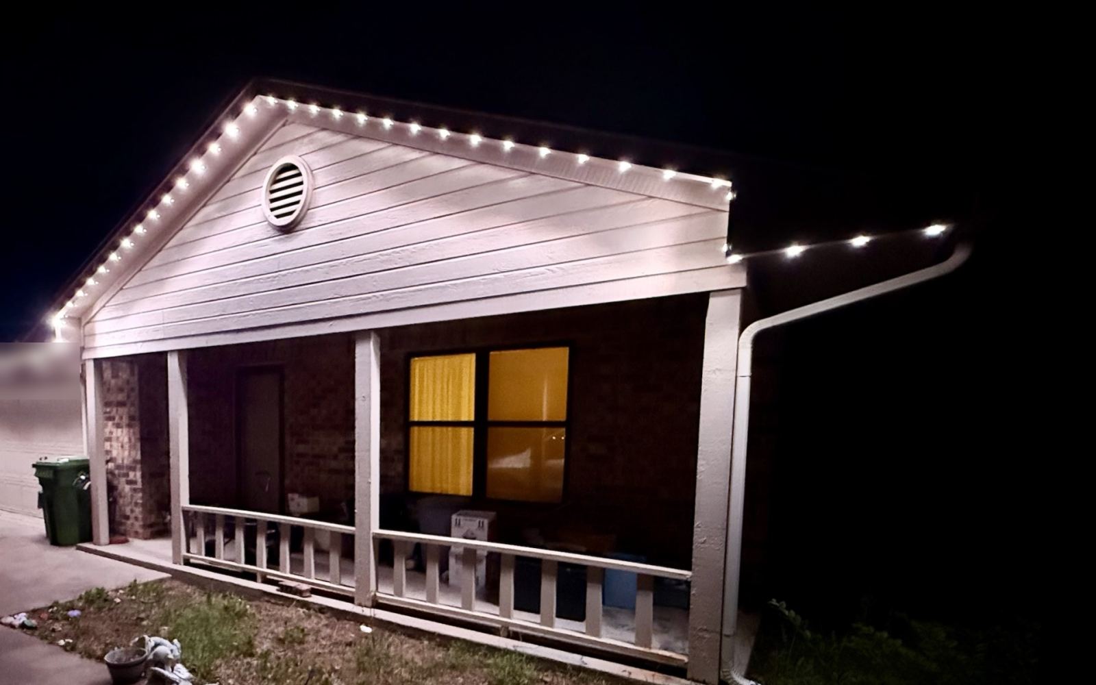 Real installed home with Soft White permanent lighting behind the fascia